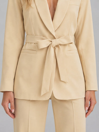 Genziana | Conjunto de Dos Piezas con Blazer Cuello Chal y Cinturón